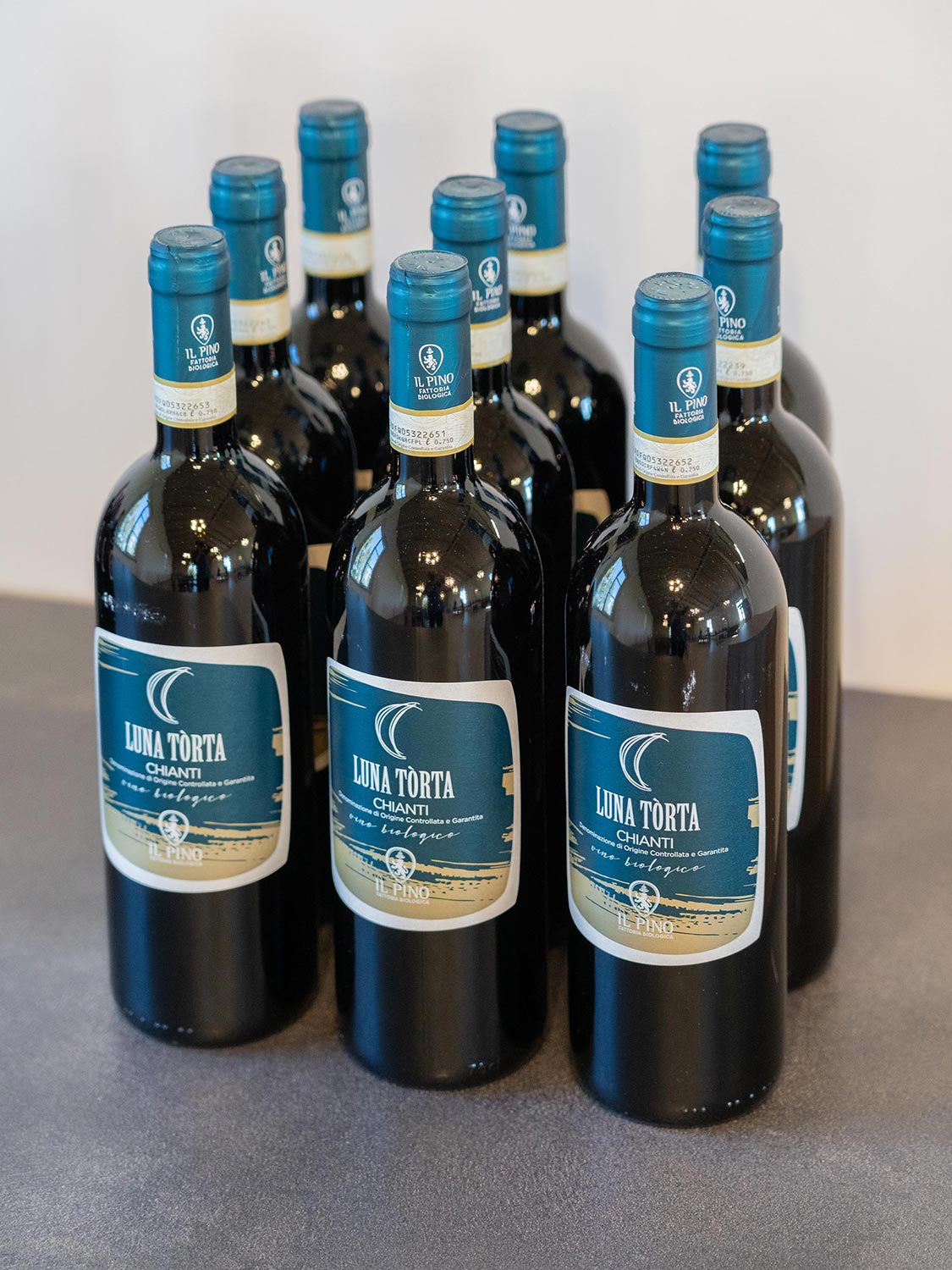 Bottiglie di vino biologico Fattoria Il Pino pronte per la spedizione